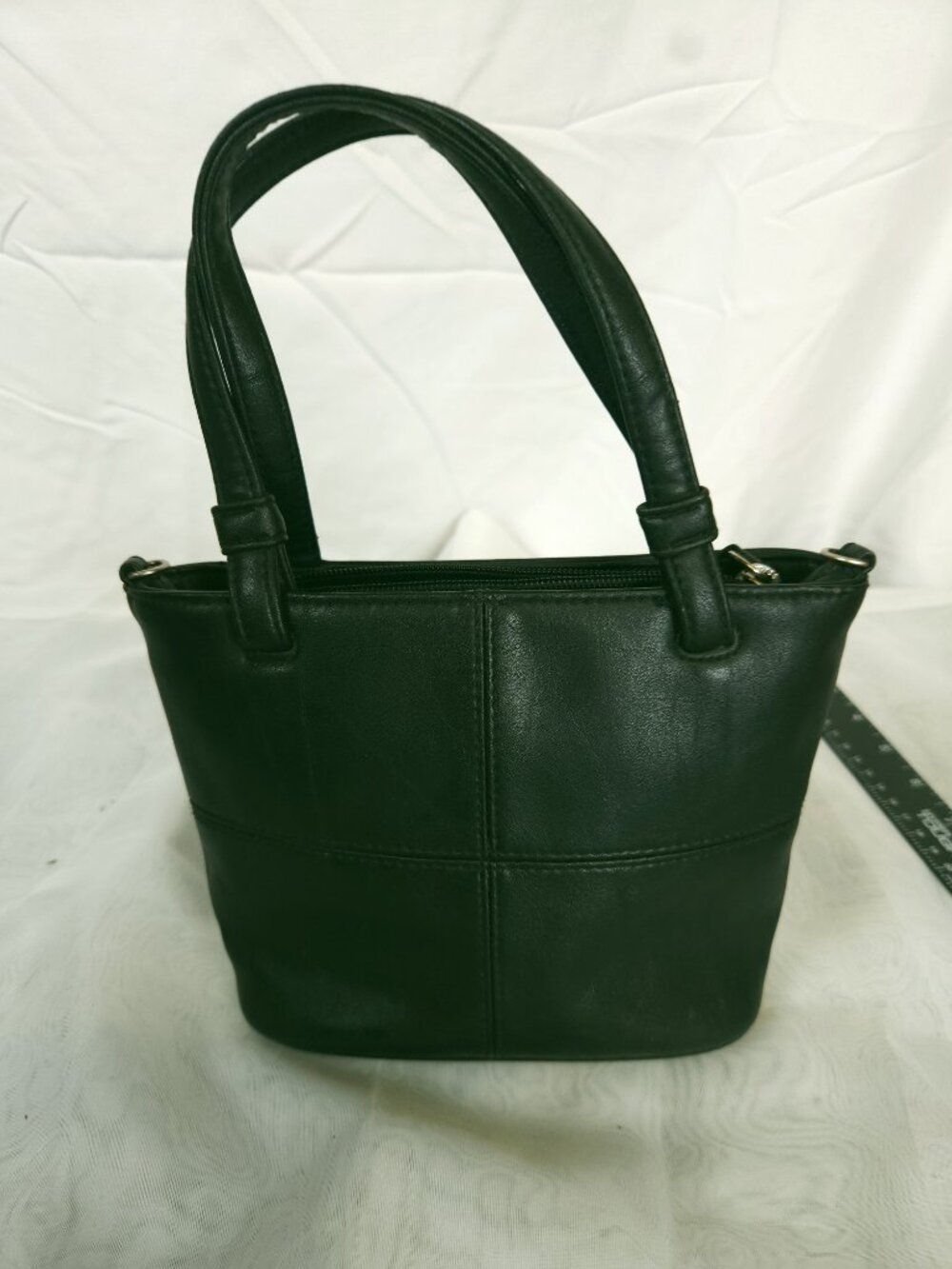 Liz Claiborne Black Leather Structured Handbag – Classic Everyday Purse